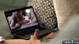 Blond MILF stemor Rachael Cavalli lader sin stedsøn opdage hendes fisse