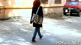 Ερασιτέχνης κοπέλα 18+ παίρνει σκληρά στον σφιχτό κώλο από πίσω.