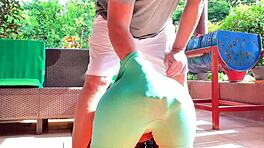 stedfar finder mig dryppende våd yoga-fisse udenfor og knepper min unge 18+ kusse