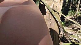 Min steddatter provoserer med våt fitte i skogen