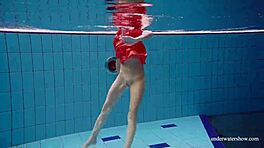 فتاة عارية مثيرة أفينا تسبح عارية في المسبح 😍