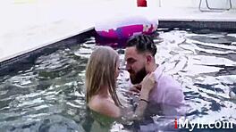 Caliente tetona rubia MILF Casca Akashova se folla su coño chorreante 😍