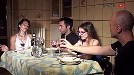 Заварена майка учи уроци по секс в оргия със сперма на циците