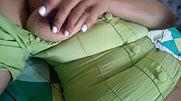 Zakázaná nevlastná dcéra miluje mokru piču pred nákupmi, masturbuje šťavnaté cicí, creampie