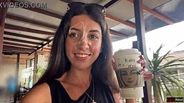 Genç güzellik halk tuvaletinde çılgın cumwalk oral yapıyor, spermlerle kahve içiyor