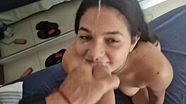 Brunette latin tøs får sæd på ansigt fra stor pik ven