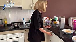 Culo muscoloso piegato per colazione di sborra