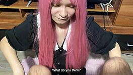 Stesøster prøvde på en ny student blowjob uniform og viste stefar ferdighetene sine