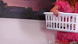 Belle-mère Cherie Deville joue avec Judy Jolie dans une scène lesbienne sensuelle