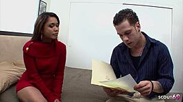 甘いアジアティーン・ニプシー・ドールがビッグディック彼氏にファックされる