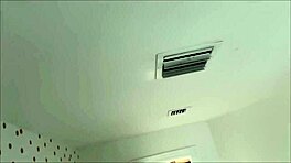 Hermana mayor Lucy Lotus comparte mamada con Alex Adams en litera