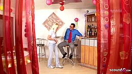 Nevlastní dcera natáčí tajný sex s otcem v retro prostředí.