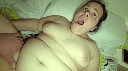 Meine Frau erreicht Orgasmus, während ich erzähle, wie ich ein anderes Mädchen gefickt habe, und sie will, dass ich genauso komme