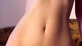 Дребна млада жена мастурбира с дилдо, пръсти стегната путка