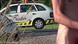 Sex extrem pe stradă cu teen 18+ în trio - blondă drăguță și 2 tipi cu pule mari