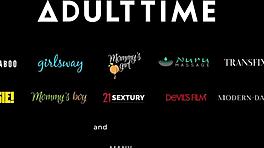 Milf aux gros seins Queenie Sateen aide hardiment petites chattes Kimmy Kimm et Adria Rae à pimenter sexe