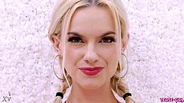 Strålende blond pige viser afslappet sit sexede krop frem i fotoshoot