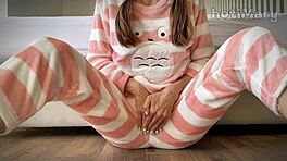 Hubená školáčka dosáhne velkého střiku orgasmu s malými 18+ prsy masturbací a prstěním kundičky