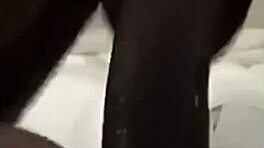 18+少女录下情人鸡巴操她肿胀阴部，而男友在学校