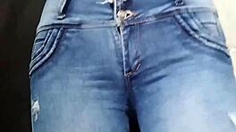 Teen med stram fisse på sit værelse sender ved et uheld video til sin lærer