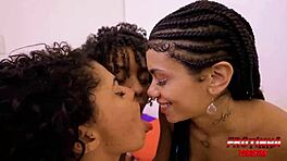 हॉट इंटररेसियल सेक्स: व्हाइट गाय ब्लैक लड़की को खाता है और ब्लैक गाय व्हाइट लड़की को, फिर ऐस तक गया