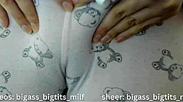 Büyük Götlü Milf Pijamalarıyla Oyuncaklarla ve Islak Amıyla Mastürbasyon Yapıyor