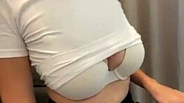 Stedmor i kort nederdel viser sin bh 😍