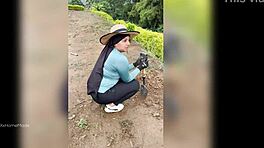 मैंने एक यंग 18+ 18+ कोलंबियन फार्म वुमन को मेरे कॉक को हार्ड मिल्क करने के लिए पैसे दिए