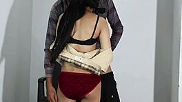 นักเรียนสาวรู้สึกเย็ดแรงโดยครูควยใหญ่