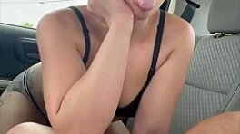 Storbröstad liten 18+ hora knullar offentligt och tittar på sperman i munnen