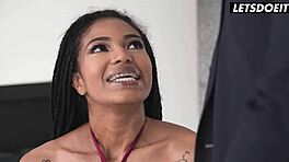 Jeune salope ébène 18+ Tina Fire se fait claquer le cul serré par une bite noire - letsdoeit