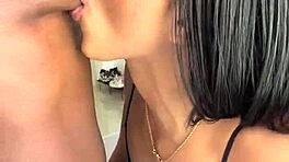 귀여운 여자가 젖꼭지 빨고 핥아대요