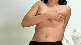 Ung kvinde onanerer sin fisse for at slippe af med stress