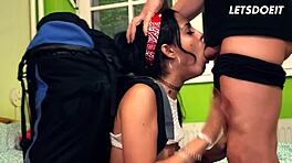 拉丁18+青少年坏女孩为房间干旅馆老板