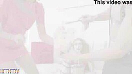 Natasha e Lykos dominano la petite Chloe 18+ in orgia selvaggia