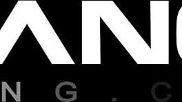 Tattooerede teen Kinsley Karter udfører POV blowjob i parkeringshus