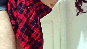 Deliciosa colegiala latina seduce a su padrastro por dinero