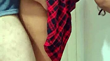 Deliciosa colegiala latina seduce a su padrastro por dinero