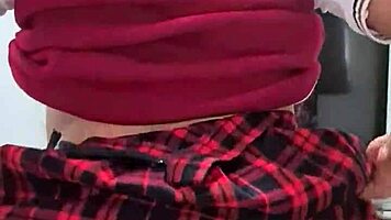 Deliciosa colegiala latina seduce a su padrastro por dinero