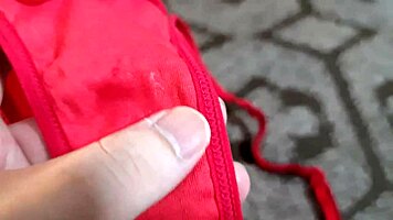 Ele Limpou Meu Melzinho com Calcinha Vermelha e Me Deixou Melada na Buceta Peluda - Inmymound