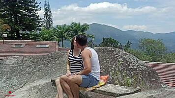 Descubro el sitio perfecto para follar a mi hermanastra a escondidas de nuestros padres!