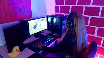 Mi hermanastro me pilla streamin’ en Twitch y me folla duro