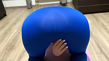 Kone og teen 18+ milf får fitness udløsning på deres store patter og fisse under amatør hård