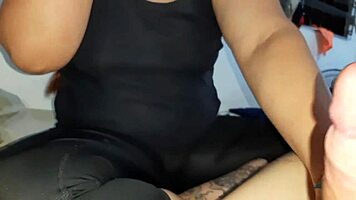 La nena que barre el apartamento me masturba y me la mama hasta que me vengo