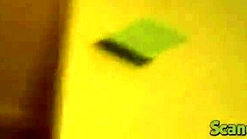 曲線美ティーン18+痴女が破れた服で友達に激しくバックされる