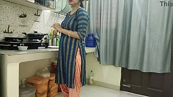 Pasangan India Romp Dapur Panas dengan Audio Hindi Jelas