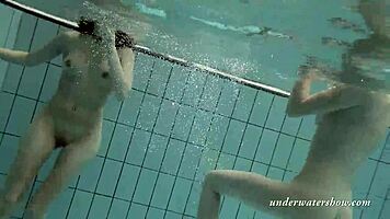 Milujem Loris a Okunewa plávajúce ako lesby pod vodou