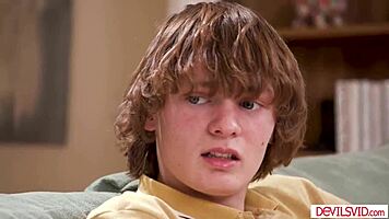 teen 18+ niñera toma golpeteo anal duro de hijastro