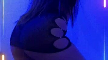 Wow, she shakes her ass while dancing and fucks like a pro!