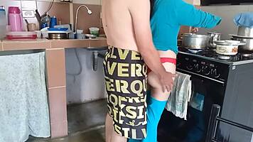 Трахаю тугую жопу служанки, пока обманываю жену